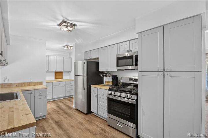 Property Photo: 399 Surrey Heights MI 48186 3760