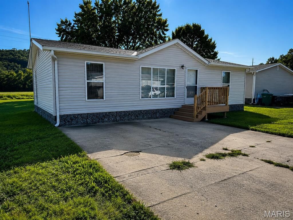 Property Photo: 6104 Woodruff Drive MO 63051