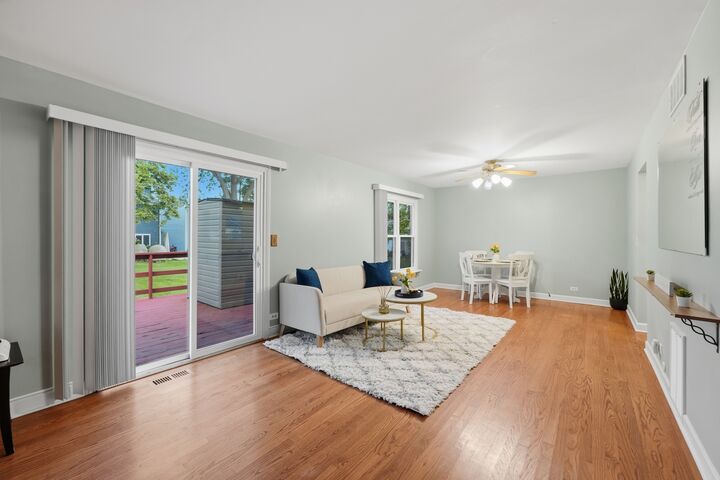 Property Photo:  29W434 Hawthorne Lane  IL 60555 
