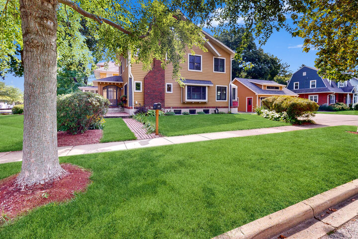 Property Photo:  523 Prairie Street  IL 60174 