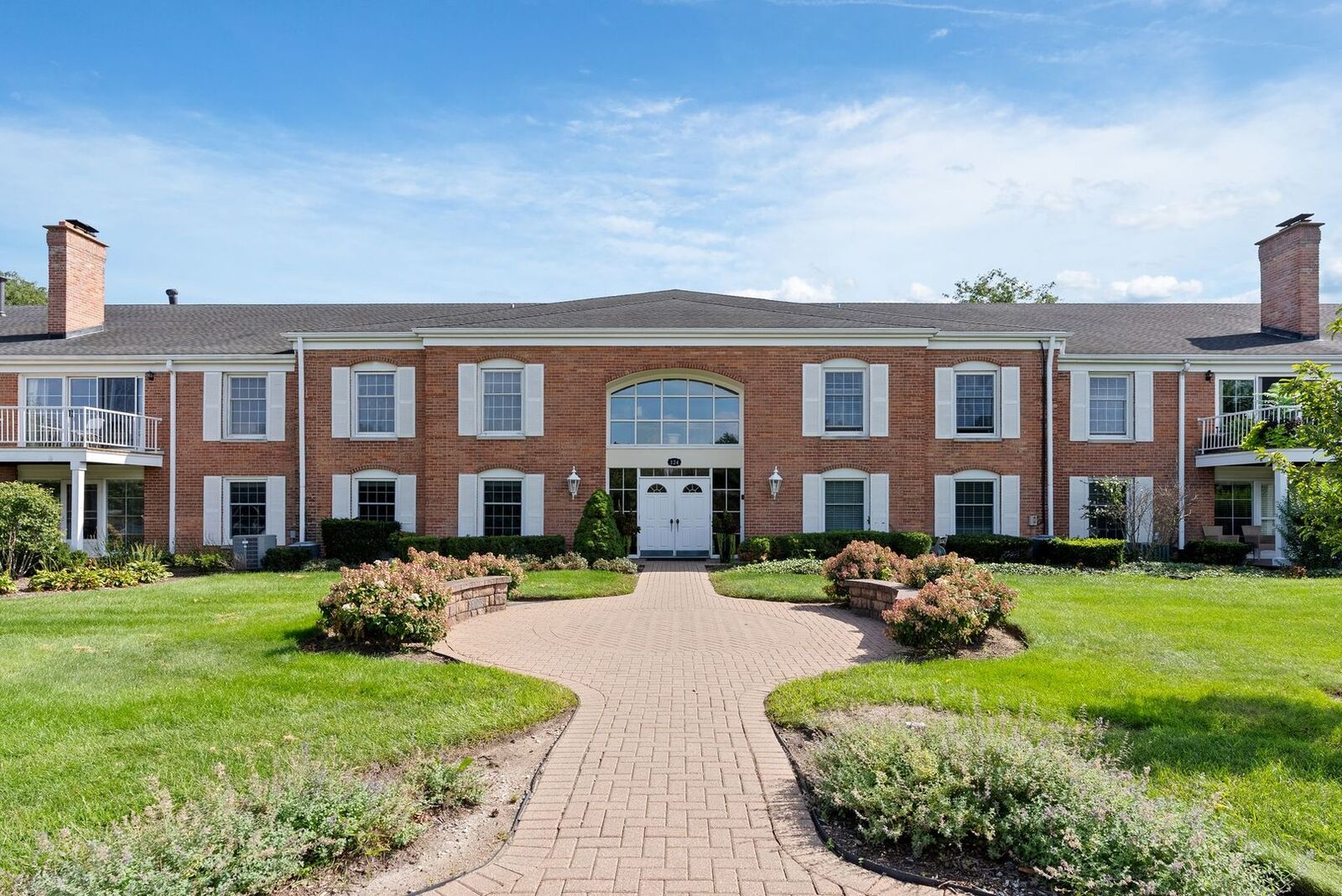 Property Photo:  124 Carriage Way Drive 209B  IL 60527 