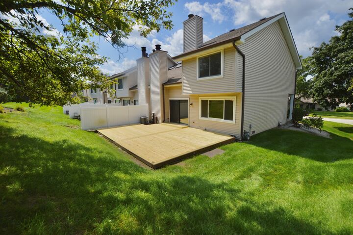Property Photo: 516 N Thornwood Drive IL 60050