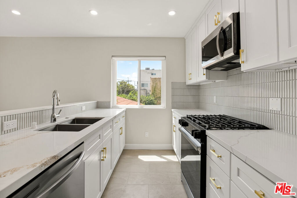 Property Photo: 1470 Rexford Drive 103 CA 90035