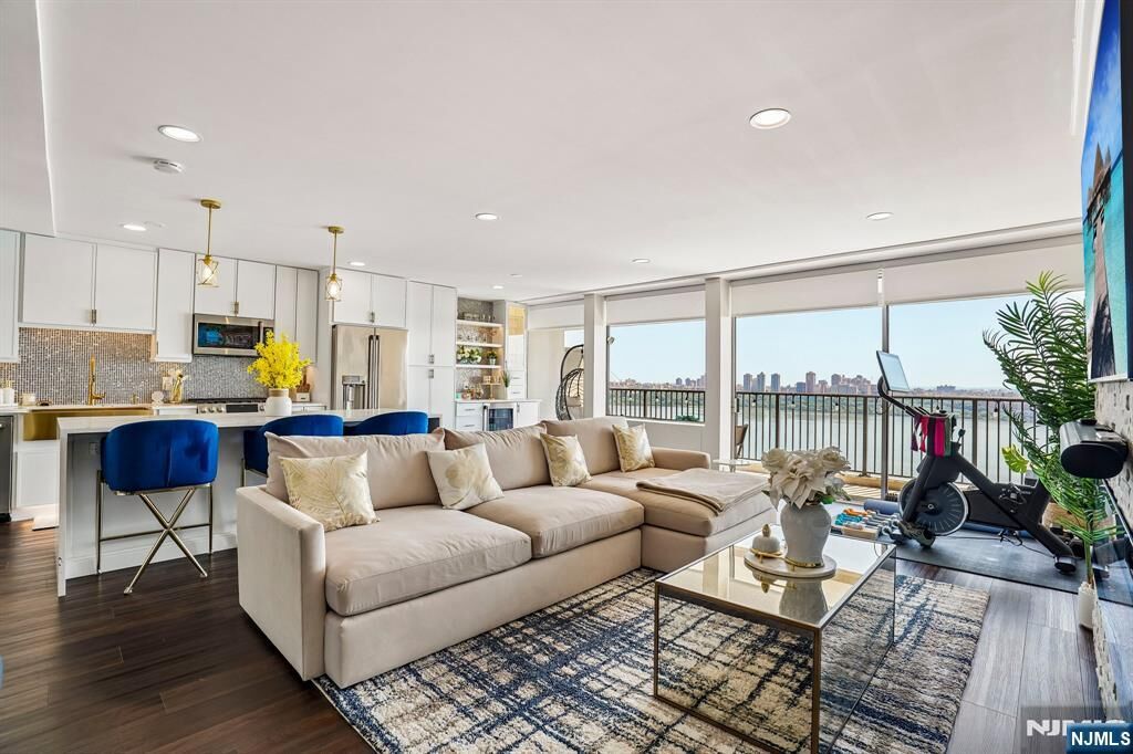 Property Photo:  3 Horizon Road #1015  NJ 07024 