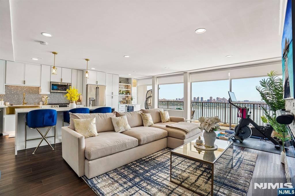 Property Photo:  3 Horizon Road #1015  NJ 07024 