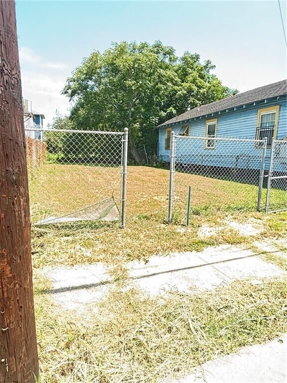 Property Photo: 2713 N Claiborne Avenue LA 70117