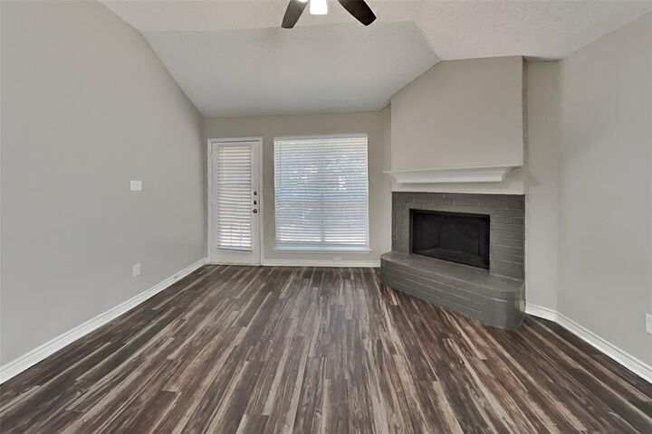 Property Photo: 103 Sudbury Way TX 76018