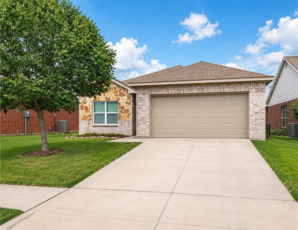 Property Photo: 2021 Meadow Park Drive TX 75407