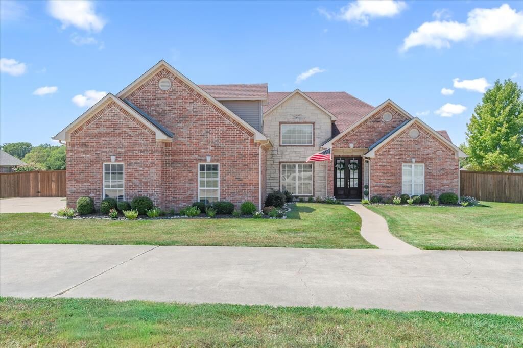 Property Photo:  117 Lake Meadow Boulevard  TX 75103 
