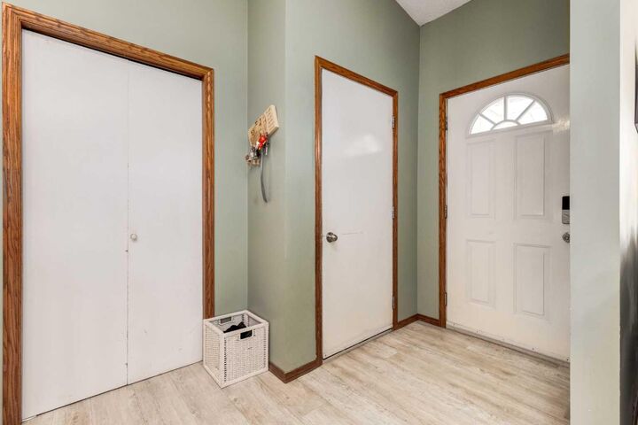 Property Photo:  75 Sandstone Crescent SE  AB T4B 1T7 