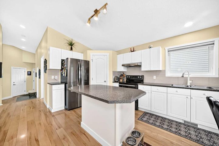 Property Photo:  50 Somerside Manor SW  AB T2Y 3G4 