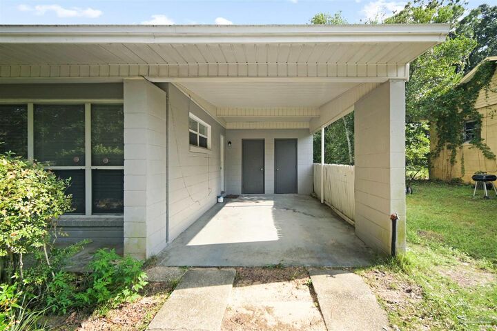Property Photo:  815 Woodland Dr  FL 32503 