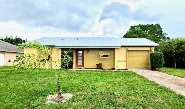 Property Photo:  533 SW Carter Avenue  FL 34983 