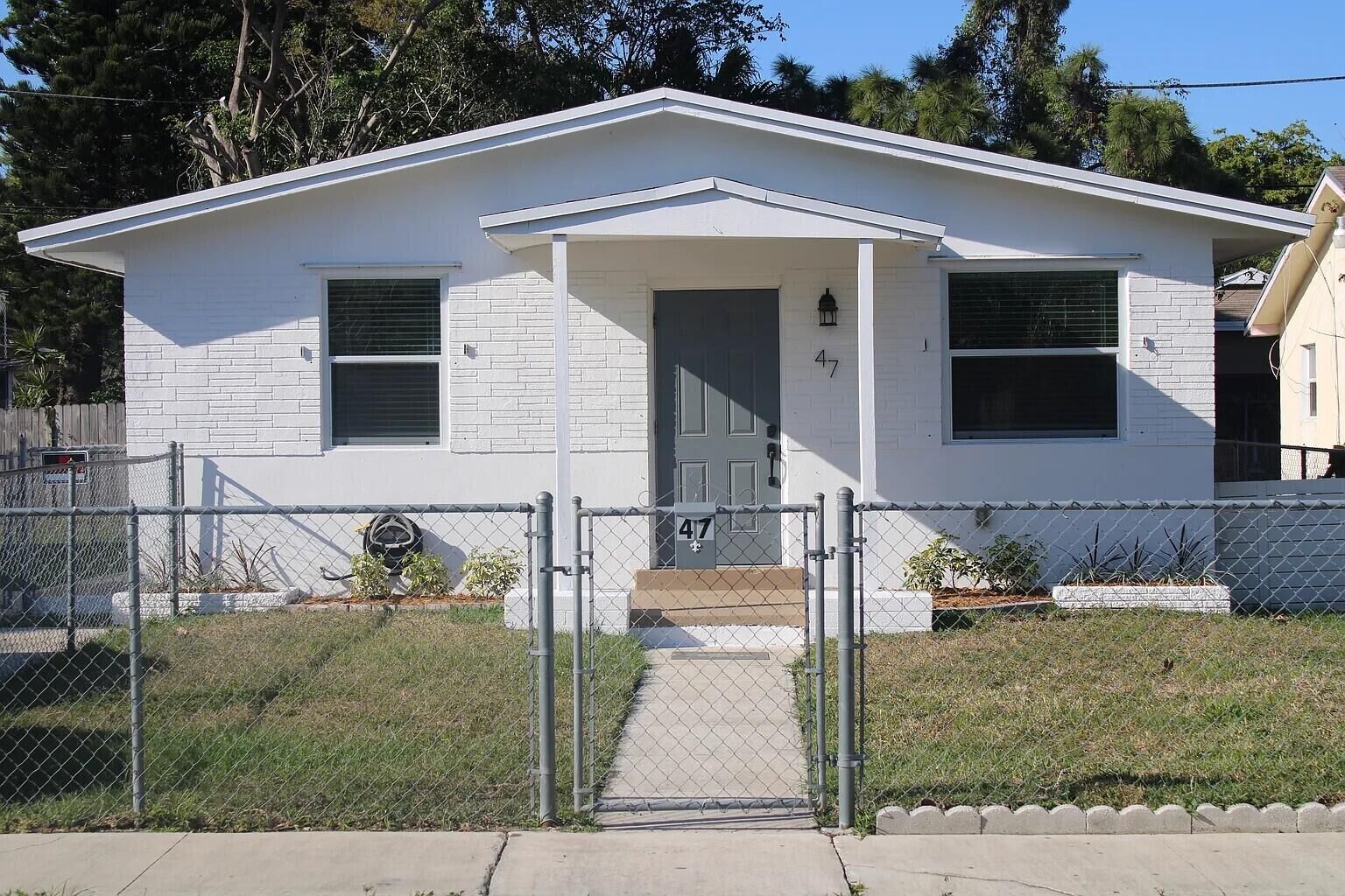 Property Photo: 47 SE 12th Street FL 33004