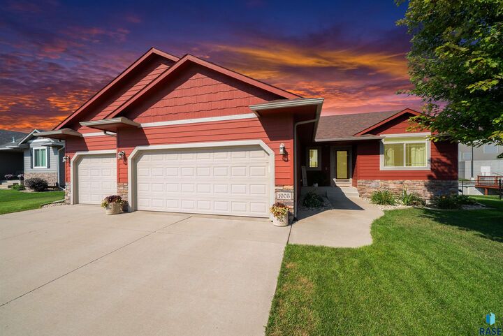 Property Photo:  1005 N Cole Ave  SD 57064 