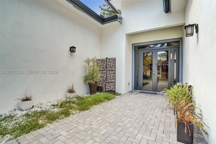 Property Photo: 3909 SW 54th Ct 3909 FL 33312