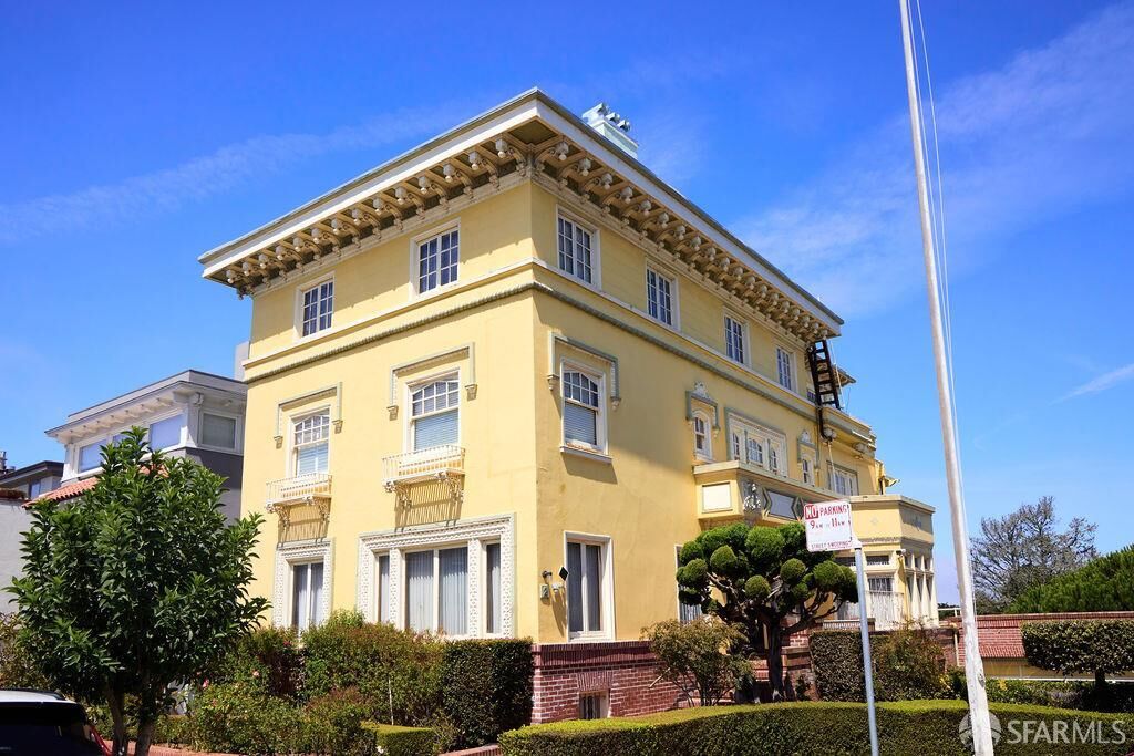 Property Photo:  2 W Clay Street  CA 94121 