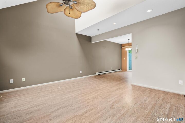 Property Photo:  8 Grove Court 8  CT 06405 