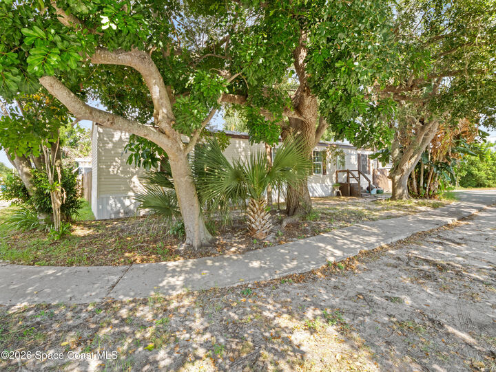 Property Photo: 2587 Chatham Way NE FL 32905