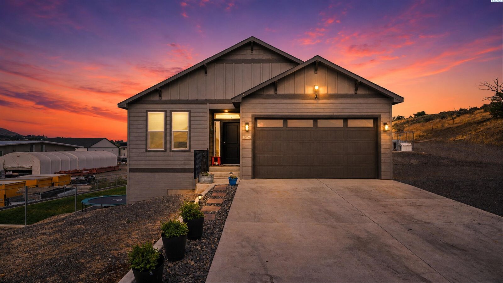 Property Photo:  1525 Della Ave  WA 99320 
