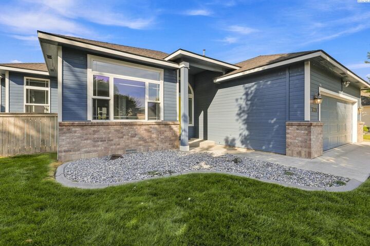 Property Photo:  5720 W 14th Ave  WA 99338 