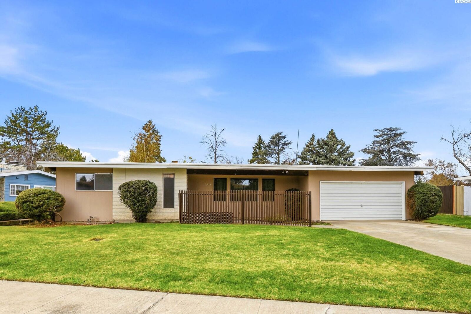 Property Photo: 2219 Enterprise Dr WA 99354