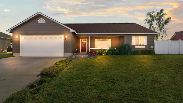 Property Photo:  705 Cherry Ln  WA 98930 