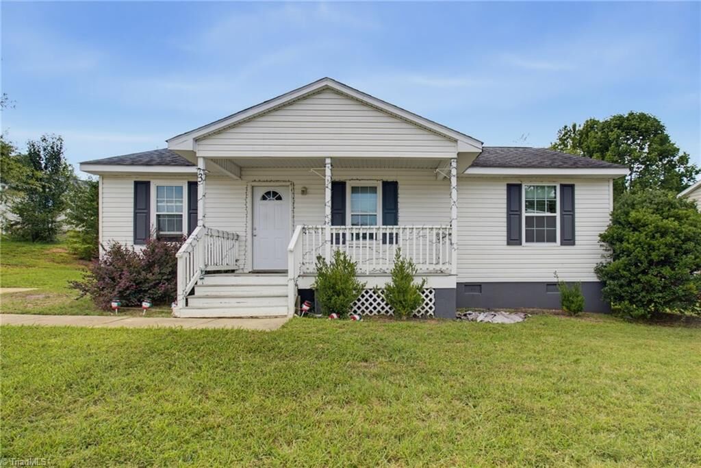 Property Photo:  3 Dan Hughes Court  NC 27405 