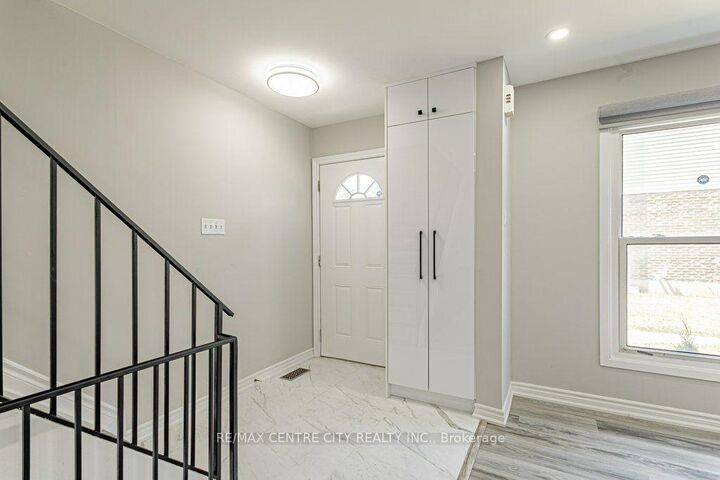 Property Photo: 70 Fiddlers Green Road 88 ON N6H 4R4