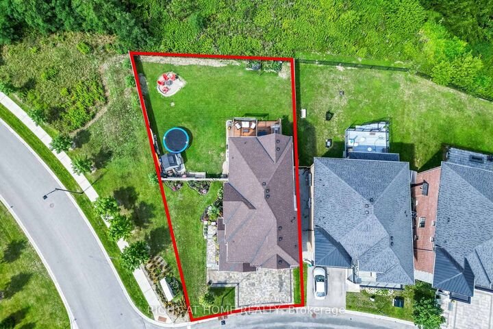 Property Photo: 2 Cottonwood Hollow Court ON L4G 3L8