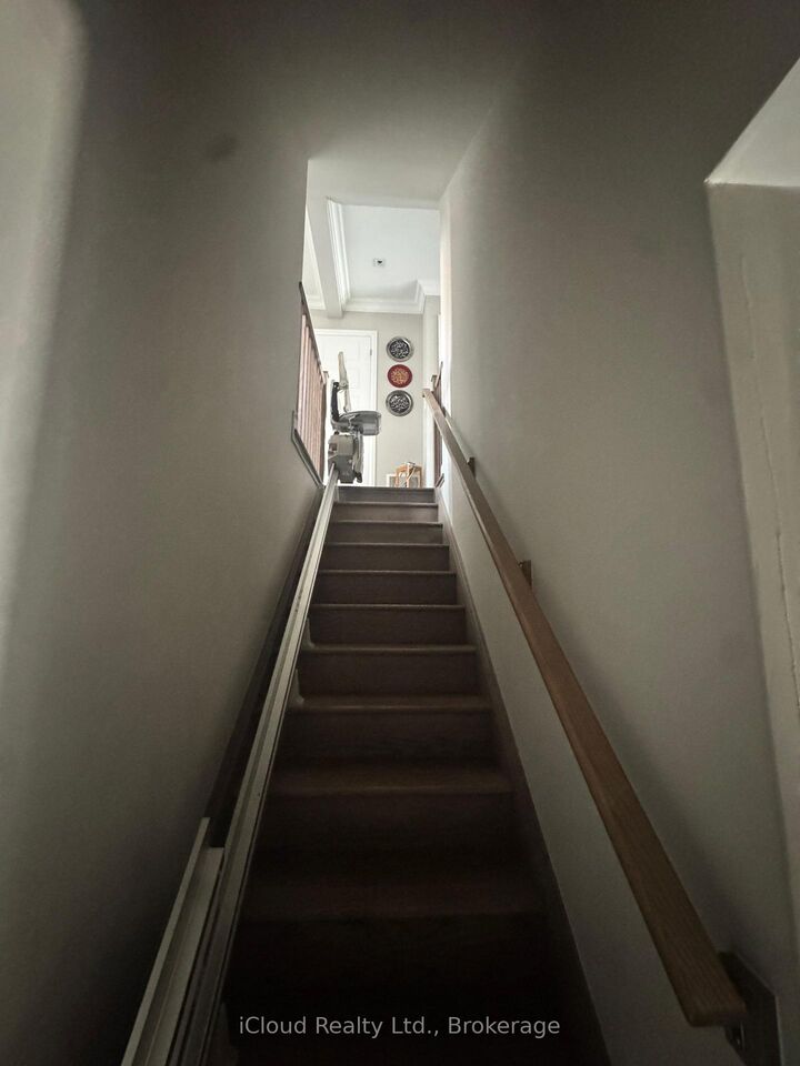 Property Photo: 126 Burnhamthorpe Road E ON L6H 0X9