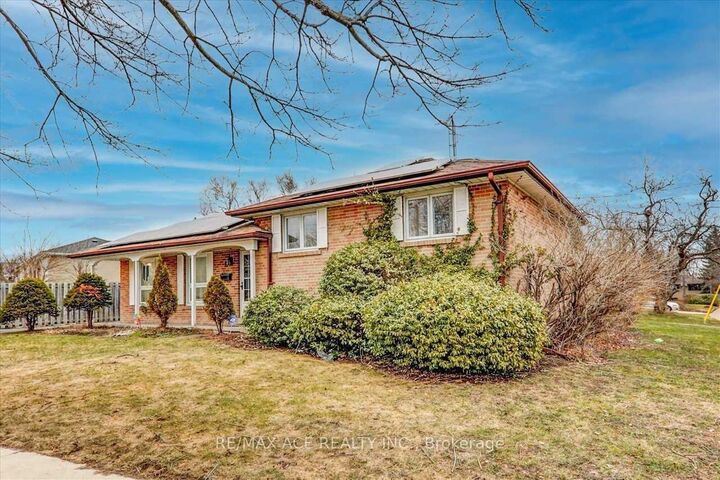 Property Photo:  1 Wagner Drive  ON M1E 2Z4 