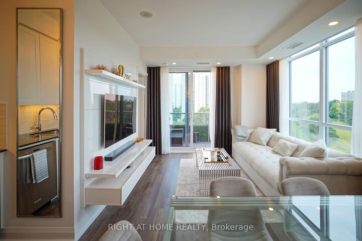 Property Photo: 18 Graydon Hall Drive 1509 ON M3A 2Z9