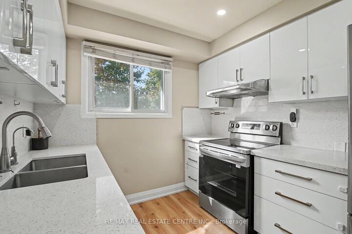 Property Photo: 4 Seaforth Court ON N5V 3L1