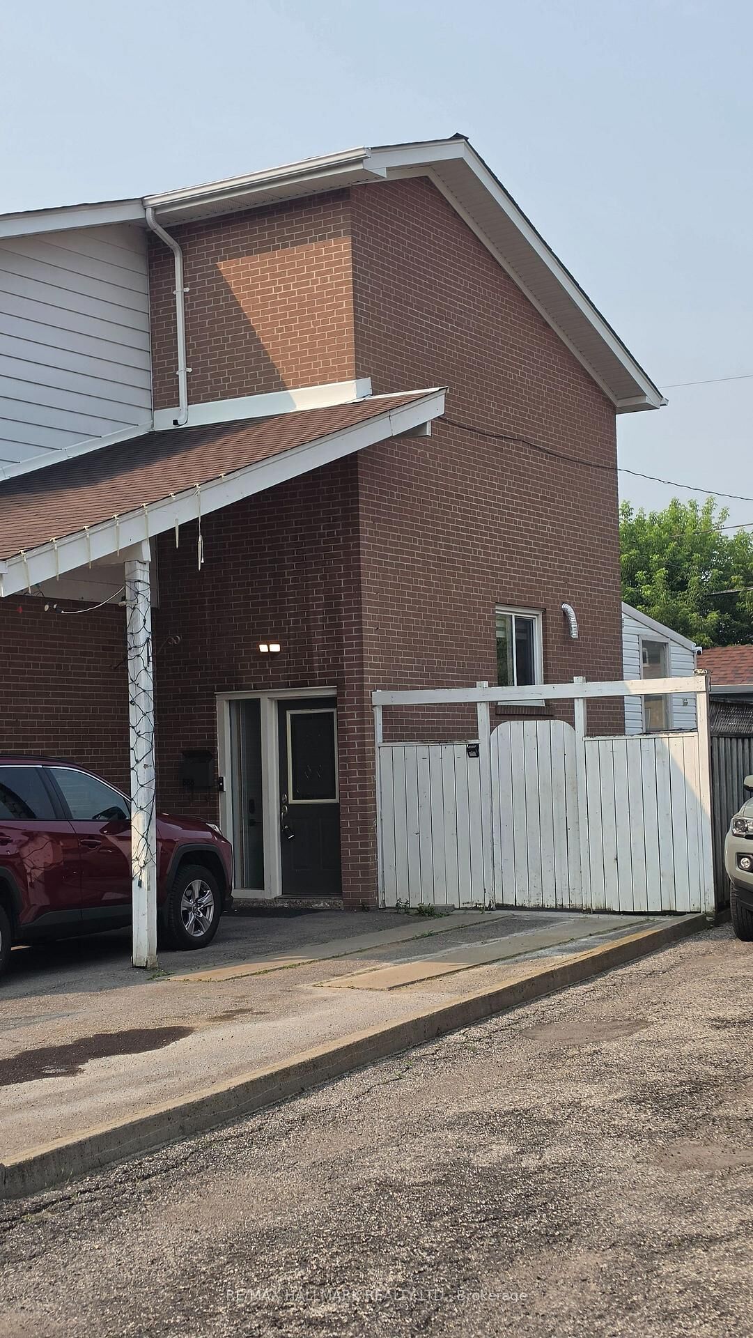 Property Photo:  888 Krosno Boulevard Room 2  ON L1W 1H4 