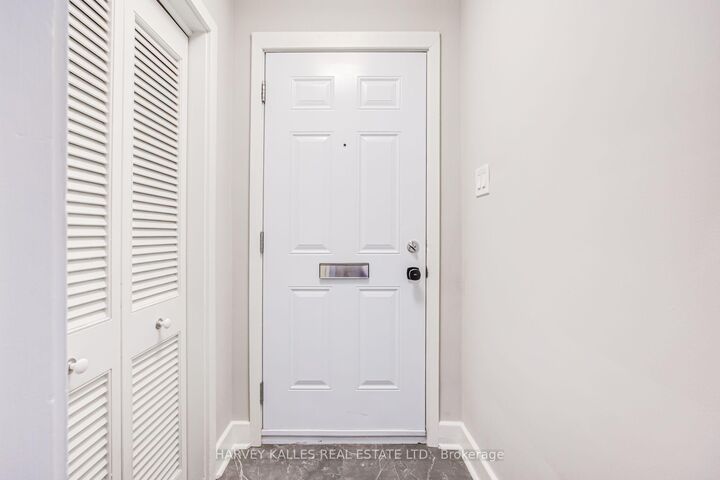 Property Photo:  32 Oxton Avenue  ON M5P 1L9 