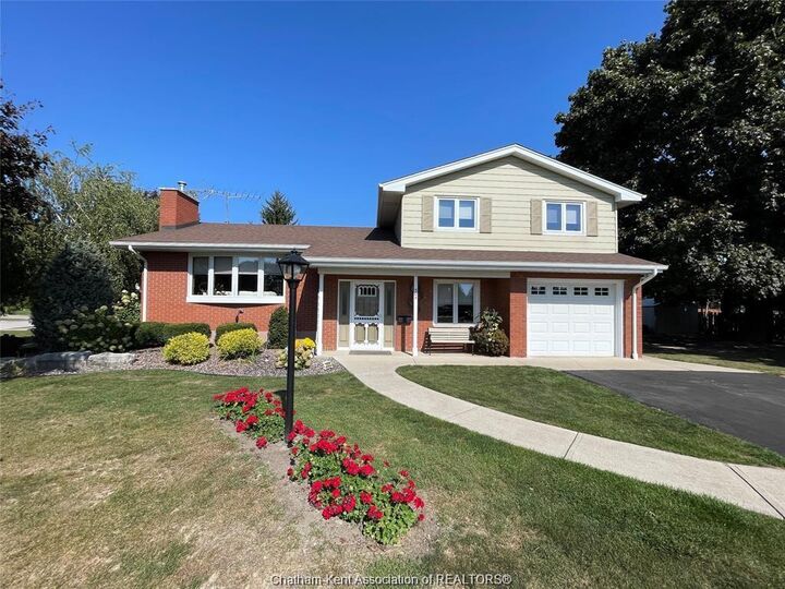 305 Sandra Crescent — photo 1