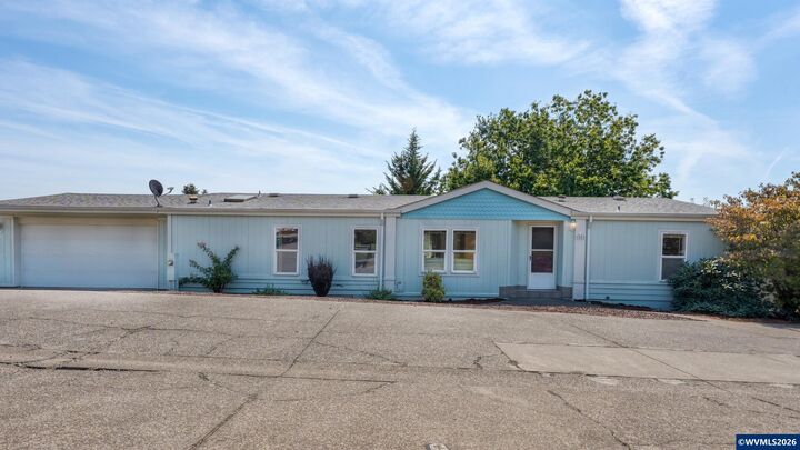 Property Photo: 625 SW 9th #28 St 28 OR 97115