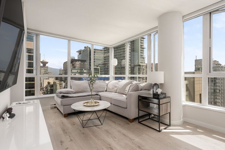 Property Photo: 833 Seymour Street 1503 BC V6B 0G4