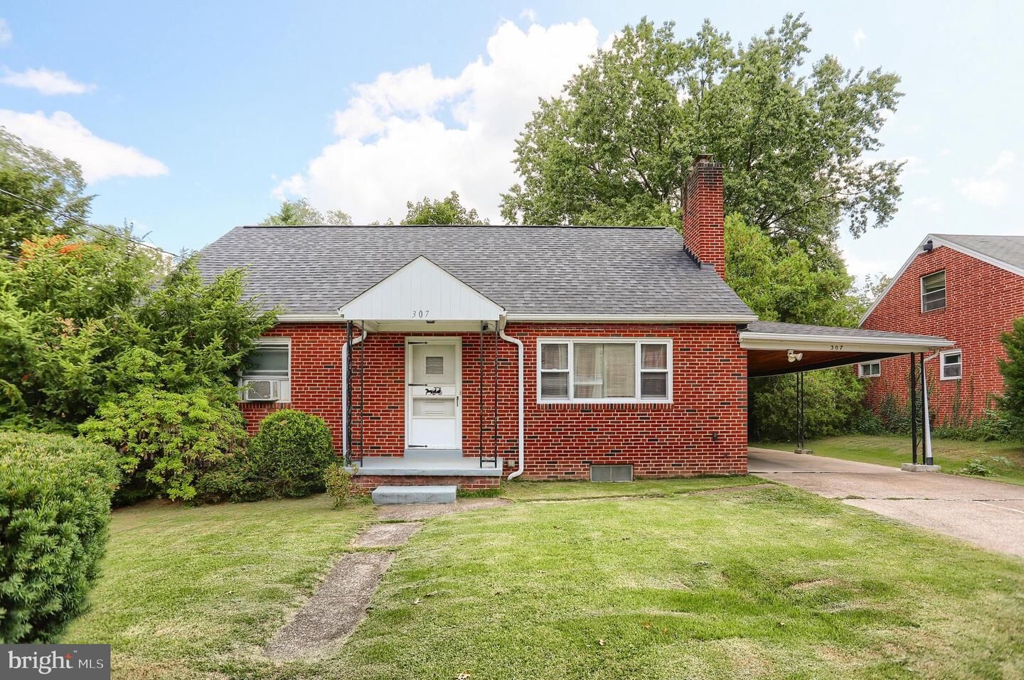 Property Photo:  