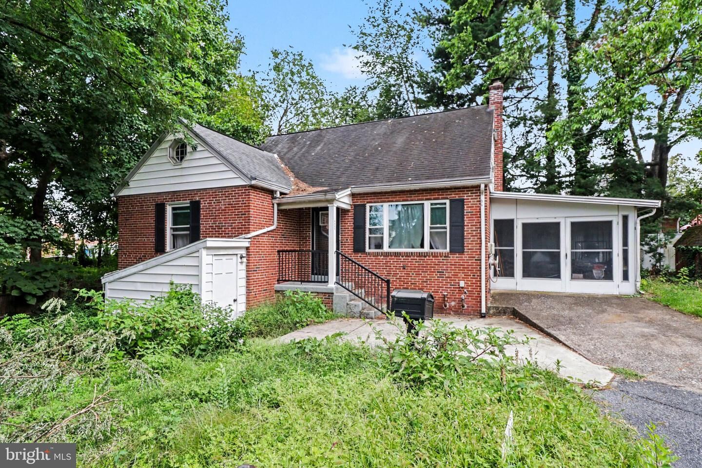 Property Photo:  2437 Parkway Boulevard  PA 17103 