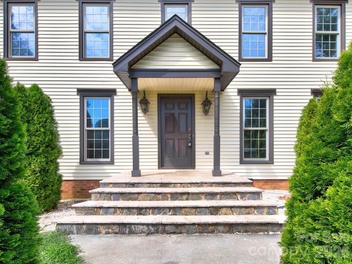Property Photo: 1401 Heatherloch Drive NC 28054