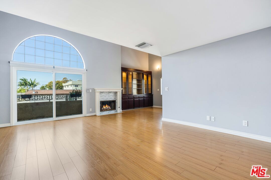 Property Photo:  3910 Moore St, Unit 201  CA 90066 