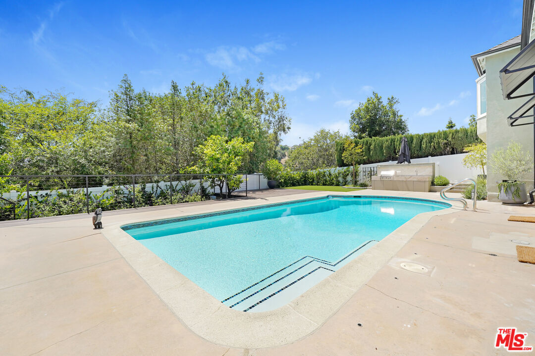 Property Photo:  2383 Panorama Ter  CA 90039 