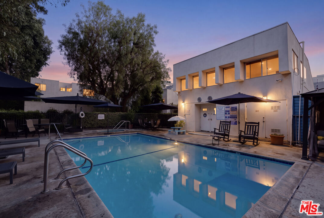 Property Photo:  18411 Hatteras St, Unit 246  CA 91356 
