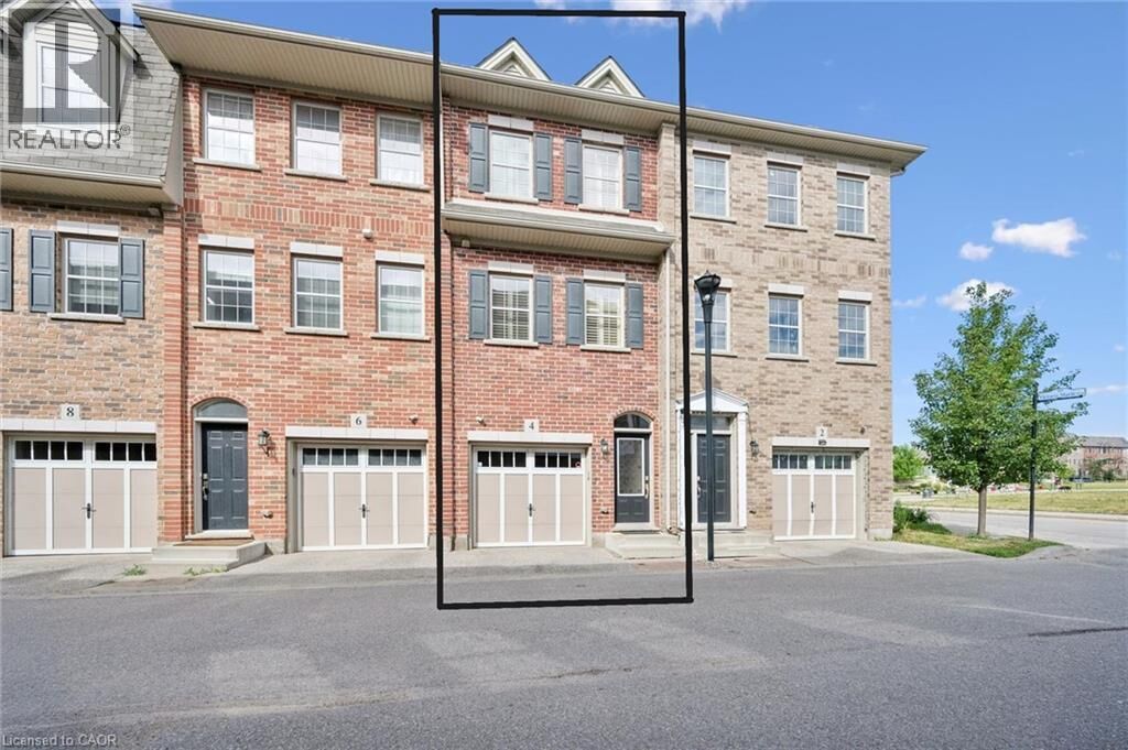 Property Photo:  4 Cheltenham Mews  ON N2H 0B2 