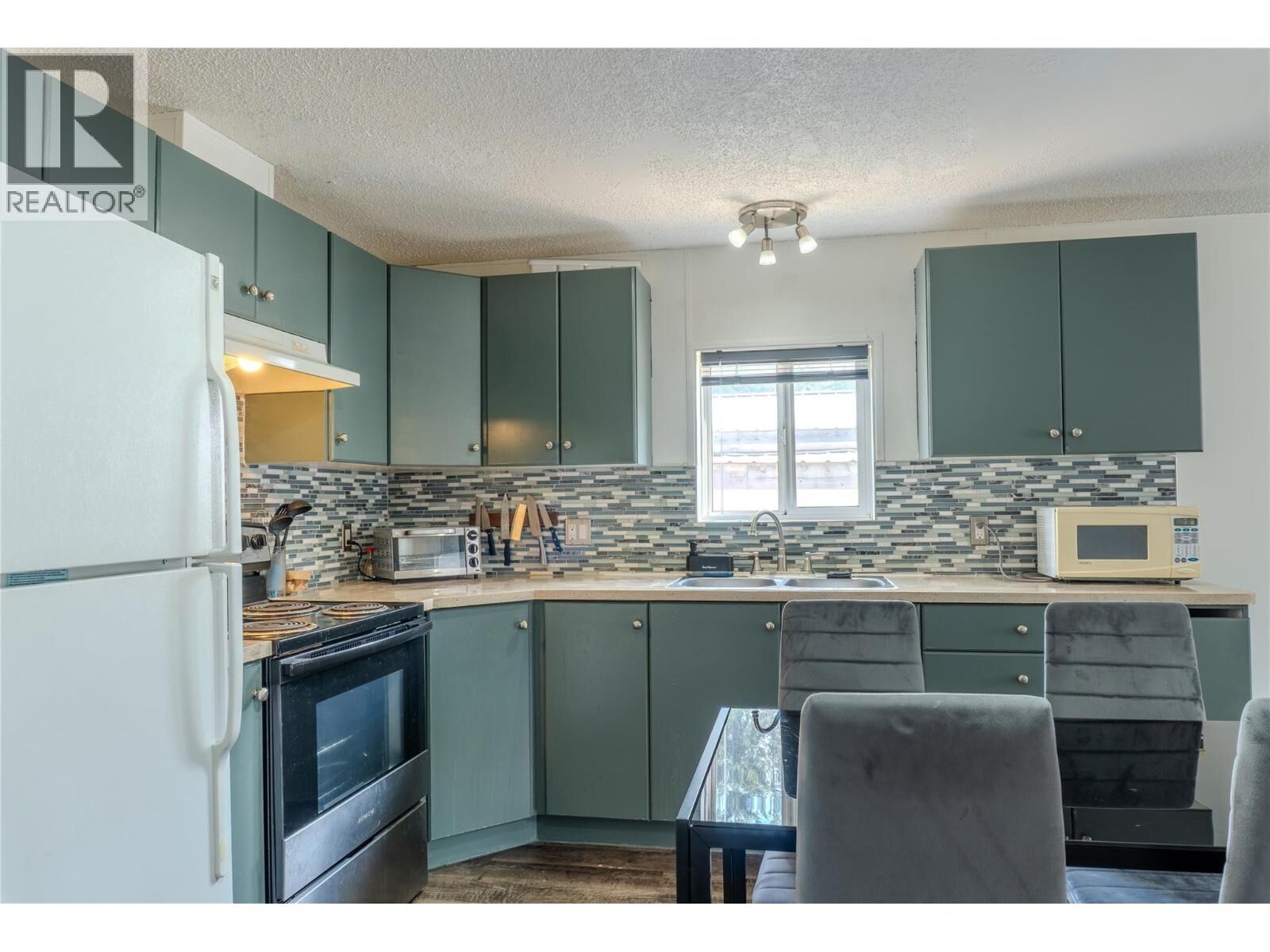 Property Photo:  606 Edward Street 10  BC V0E 2S0 