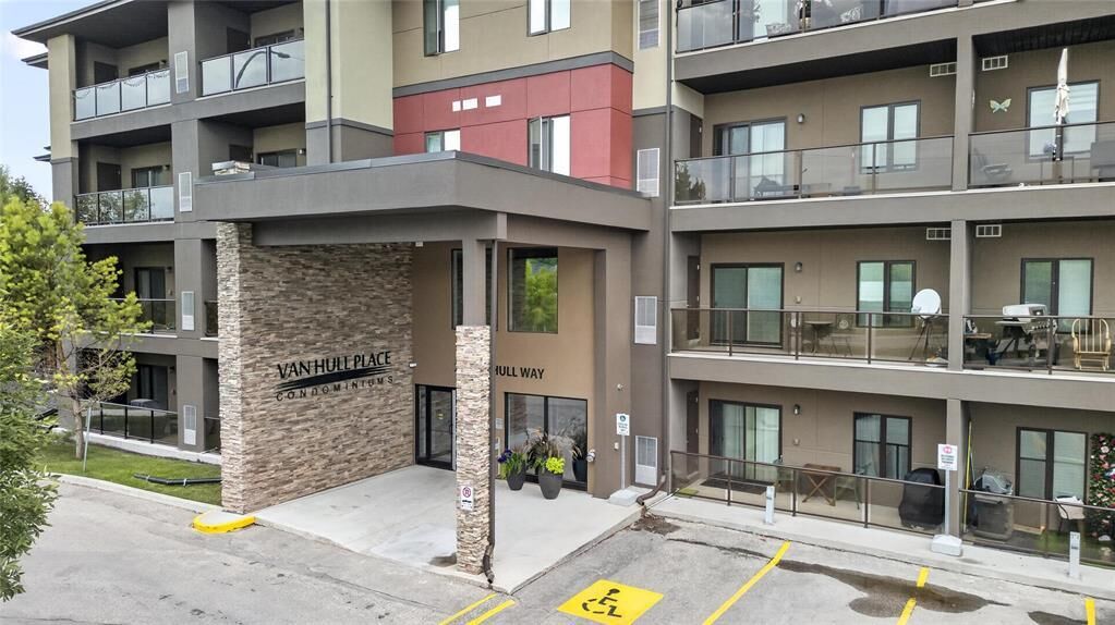 Property Photo:  25 Van Hull Way  MB R2N 0K3 