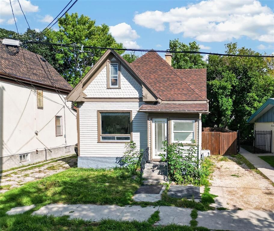 Property Photo: 99 Berlin Street MB R2L 1J1