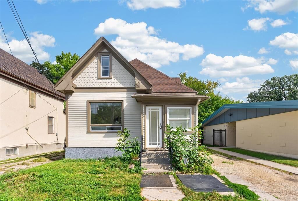 Property Photo: 99 Berlin Street MB R2L 1J1
